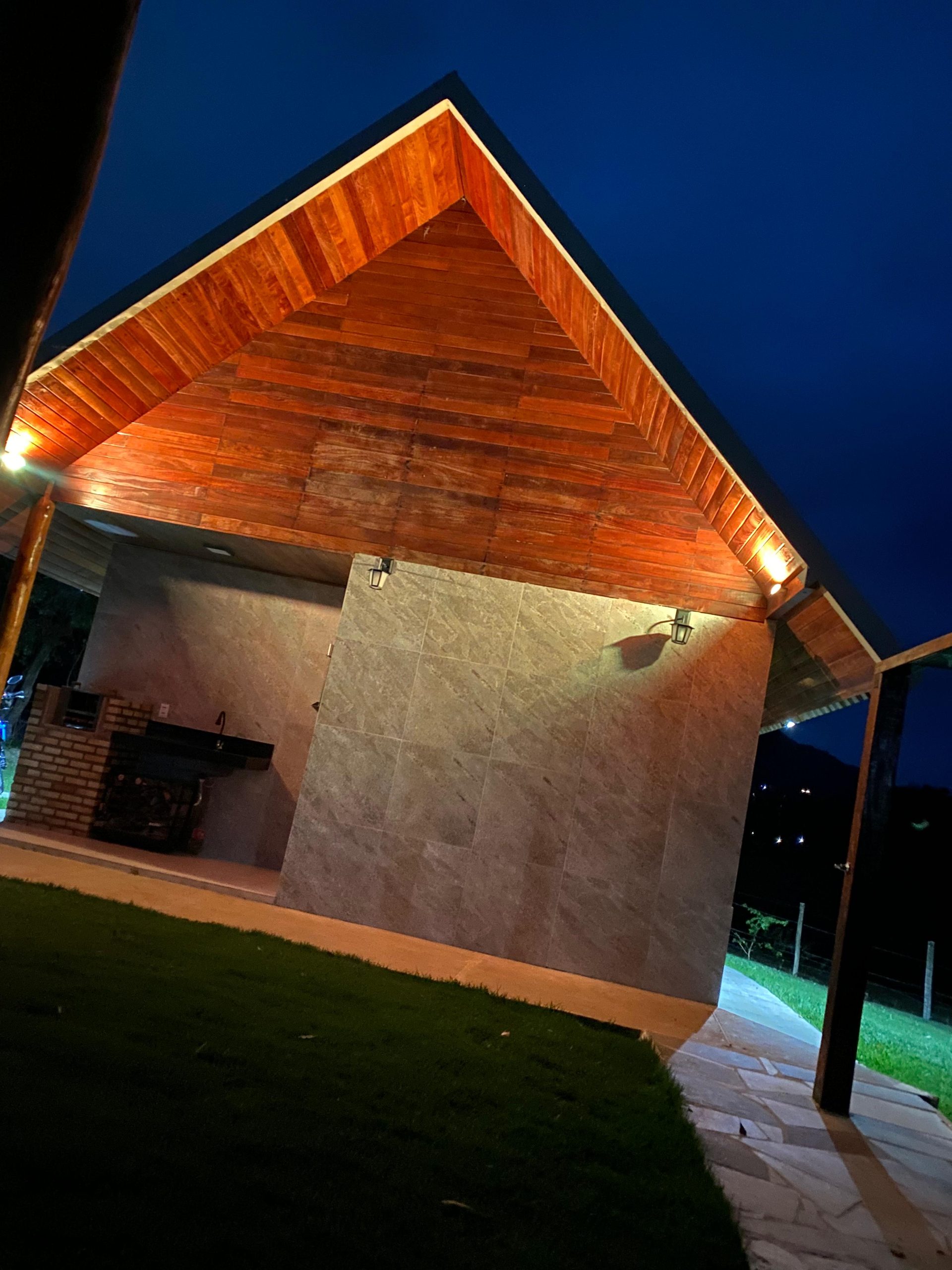 Fachada do chalé iluminada à noite