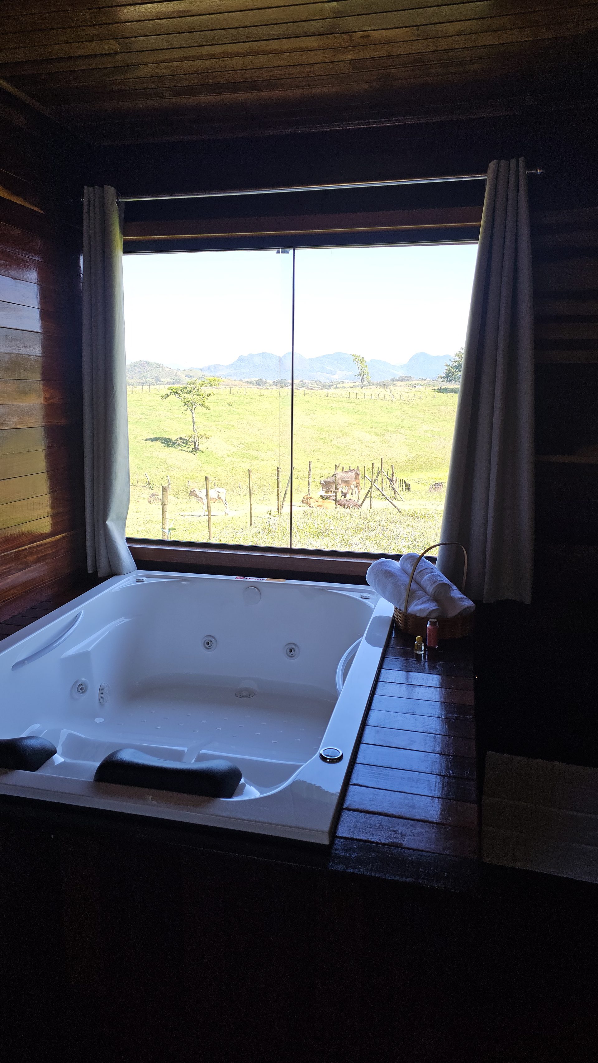 Banheira de hidromassagem com vista para o vale